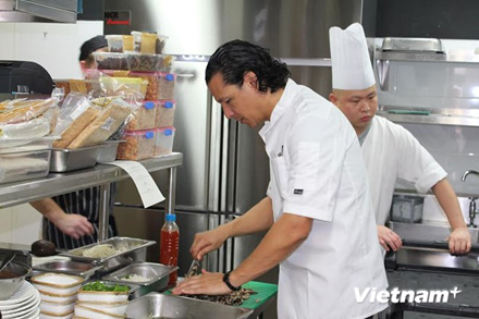 Đầu bếp nổi tiếng thế giới, Đại sứ Du lịch Việt Nam tại châu Âu Bobby Chinn vào bếp làm món ăn Việt Nam.